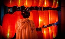 深夜元宵节，内心情感波动激烈，发出的说说充满了伤感情绪