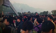 国庆节旅游热潮引发人群密集拥堵，游客疯狂涌入各个景区的情况严峻且令人担忧