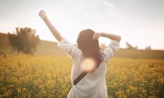 思念之情涌现,寄语远在天涯的挚爱