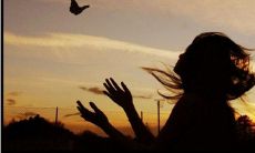 经历痛苦的人们心灵受创，流淌着泪水的痛苦句子