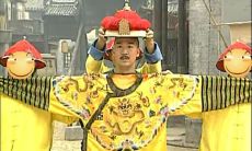 如何通过夸张和华丽的措辞将自己的个人形象和言语推向另一高度,从而在社交场合获得更多赞誉和影响力?