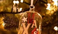 在朋友圈用欢乐的语言祝福身边的人们圣诞节快乐，并表达自己对这个节日的热情和喜爱