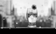 无法抑制心中悲痛，述说爱情的伤感短句备受瞩目