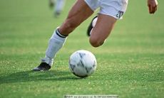 足球运动员坚韧无比的座右铭:永不放弃,尽情挑战,勇往直前,追求卓越!