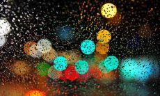 雨中驾车的美妙感受:引人入胜的雨中驾驶经历所带来的愉悦与唯美体验