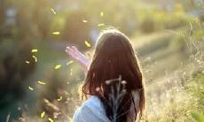 深藏痛苦的幸福表象:一个描述内心矛盾的句子