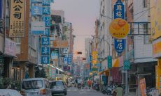 尝试改写后:通过利用简短而愉快的语句为社交媒体友人以及关注者带来快乐的习惯