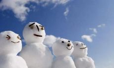 经历了狂暴的天空释放大雪，雪花纷纷扬扬地飘洒在我们身上的场景描述