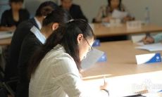 在面试中时刻谨记的励志座右铭：将挑战视为机会，发现问题的本质，发掘自身优势，秉持自信与谦虚，展现出色的沟通和领导能力