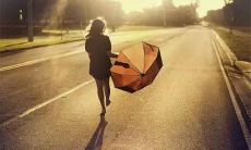 用表达情感的话来概括的主题