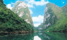 用诗句赞美三峡绝美景致,展现诗人对大自然壮丽的敬仰之情