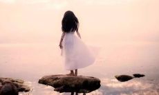 用富有感情色彩的语言描述心痛的体验:深度挥之不去的疼痛,彻底击垮了我的心灵,如同一把锋利的刀子无情地抽割着我的每一根神经