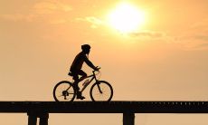 处于他人事务中而感到烦躁的表达方式