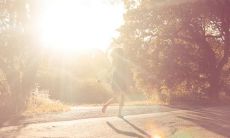 通过歌声传递友谊的心情和情感：如何用音乐来传达人与人之间的亲密关系和情感交流