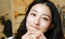 有哪些描述女性开心的句子?用语生动形容女孩笑容灿烂、喜悦满溢的句子
