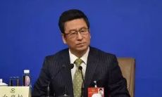 「白岩松的忠告:我们应该珍爱生命,因为它无穷无尽的可能性,在追求梦想的路上,坚定勇敢地前进!」