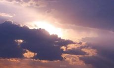 探寻冬日暖阳的魅力:一组感人句子和深情说说