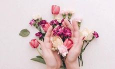 经历了爱情的挫折与痛苦,心中饱含着深深的失望和无尽的冷漠