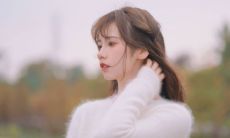 深藏心中忧伤,表露出欢愉的话语