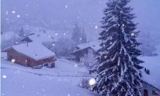 一个简洁而美丽的雪天风景描述