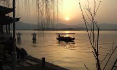 寻找最具诗意的西湖描写：探究文学大师们对于这一美景所创造的纷繁复杂而又富有细腻之语