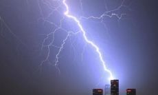 用详细描述的语言，形容当前的气象状况和气候变化，刻画天空的色彩和光线，以及空气中的温度、湿度和风力