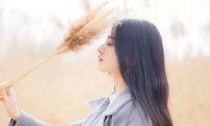 深沉寂寞的心灵在无尘情愫中煎熬，暗暗铭刻着恋人名字的句子