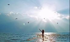 当一个人身处异乡时，内心涌起强烈的思乡情怀——句子改写