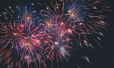 在除夕之夜，烟火升腾、锣鼓喧嚣的场景，令人心旷神怡；炫目的烟花景象，燃亮了夜空，猎猎声伴随着火花的散发，构成了一幅绚丽多彩的画卷