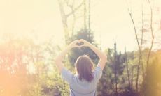 的岁月中，我从未后悔那个曾经命中注定的瞬间——遇见你