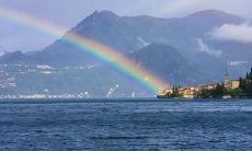 如何在朋友圈中通过配照片的高情商短句来展示个人生活品味和文艺气息？