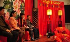 新婚姻下，让新郎负责发放红包的惯例浮现出来