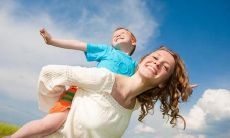 唯美句子：与孩子一起成长，陪伴人生路；给孩子最美的童年，企盼成人之美