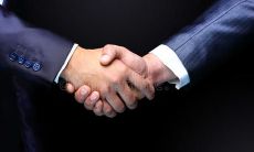 如何写一封简短而又温馨的问候短信给长期忠诚的老客户？