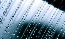 客户收到雨过天晴后的问候短信，感到温暖和关心，增强品牌形象和客户忠诚度