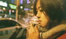 流露出失望却又怀着难以割舍的情感,形容女人对老公的复杂情绪