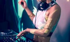 在周末的酒吧与夜店尽情畅饮,分享嗨皮的经历并撰写精彩的朋友圈文案