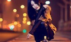 女性喝酒后思绪万千,流淌着伤感的情绪,打造出一系列感人至深的句子