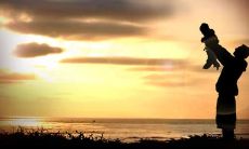 篇文章：在我们成长的道路上，父爱是最伟大、最无私、最能够承受压力的力量，它始终支撑着我们，给我们指引及支持，虽然始终默默无闻，但父爱在我们心中无形却又刻骨铭心，它带给我们温暖、关爱、陪伴和安全感