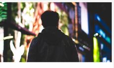 在随风飘舞的瞬间破碎的言语：探索压抑情感的文字艺术