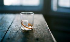 工作付出的辛苦,坚持加班恰如还清逃课债务的决心和责任感