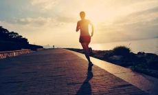 从健康生活角度而言，跑步的价值和好处是令人难以忽视的：关于跑步的重要性与谈论其对身体和心理的益处的句子