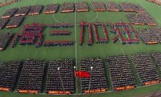 班级高考百日誓师口号:共赴高考战场,锤炼自我直面未来,心怀信念超越困境,不达目的誓不罢休!