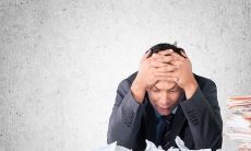 我对领导的表现深感失望，他们的缺陷和不足越来越显著，让我们感到无法信任和依赖