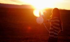 由于个人经历和外部环境的影响,导致产生失望情绪的表现体现在对个人、事物及社会现实中对人类行为的不理解、悲愤和沮丧等一系列情感化的表达方式