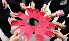 为了激励员工表现,提高团队合作及互信,在特定节日和特殊场合,鼓励公司员工向内部同事发放红包以展现关爱和支持的重要性!