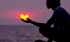 无助地看着这个世界，内心万箭穿心，深深体悟到心痛的绝望感