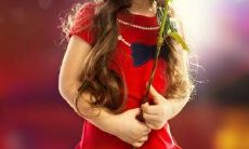 美丽动人的女生和鲜艳绚丽的玫瑰花头像，为您带来无尽的艳丽与浪漫！