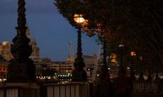 哀怨伤感的句子：一个人默默流泪、失落的情绪不断侵袭心扉