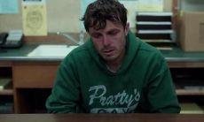 用更具体的情境和表达方式来描述人们对某个人所做的行为感到非常失望的句子